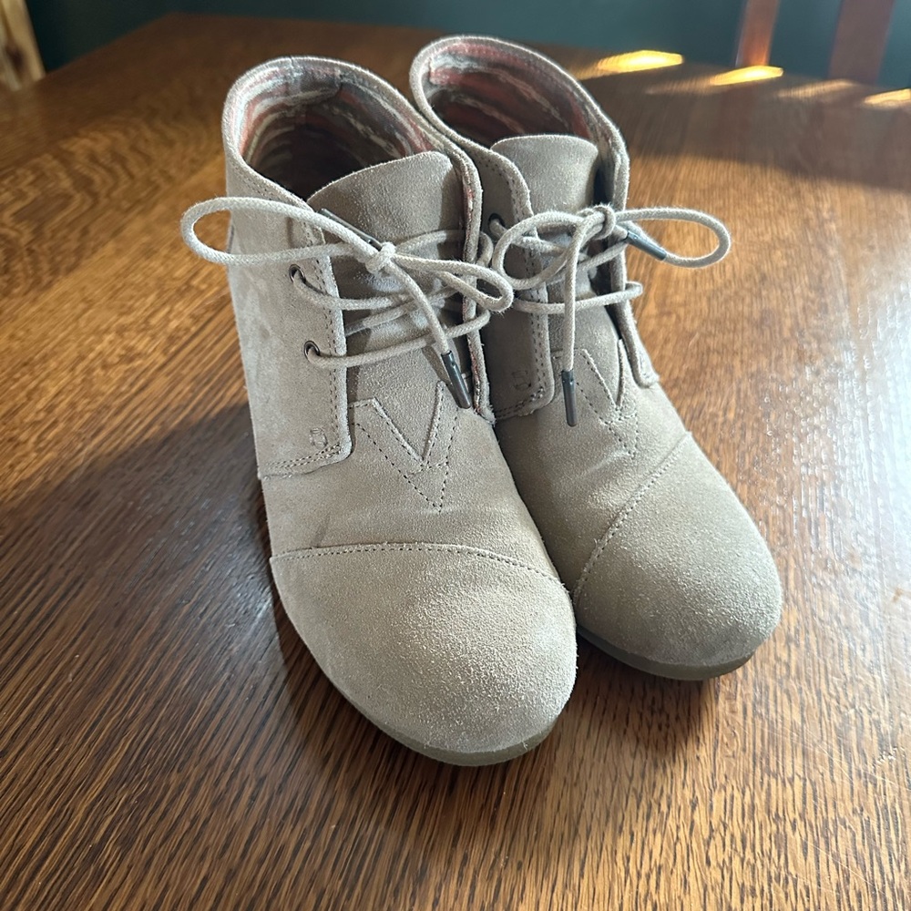 Women's TOMS Suede Wedge Ankle Boots -Beige - Picture 3 of 7